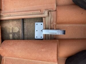 Güneş paneli kiremit çatı kancası